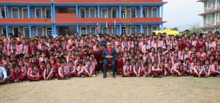 शहीद स्मृति विद्यालयका विद्यार्थीहरूसँग प्रधानमन्त्री प्रचण्ड