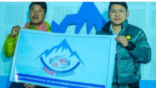 सगरमाथामा फहराईदै रेडियो एभरेष्टको लोगो