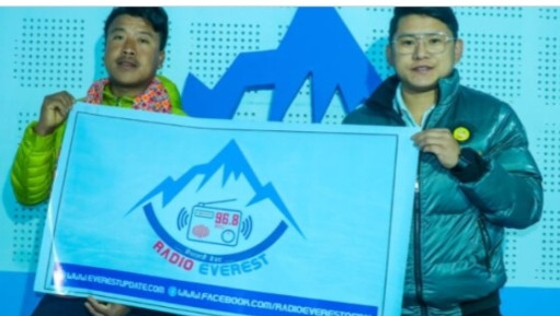 सगरमाथामा फहराईदै रेडियो एभरेष्टको लोगो