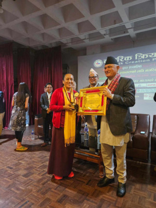 सर्वश्री आनी भिमसुवा गुरुङ लाइफ टाइम अचिभमेन्ट अवार्डबाट  सम्मानित
