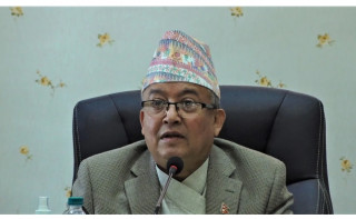 आयोगमा बसेर उपनिर्वाचन नियाल्दै प्रमुख आयुक्त थपलिया