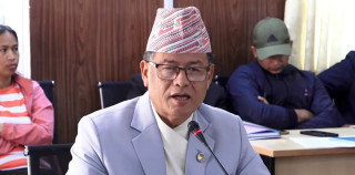 रातो पासपोर्टमा सफाइ पाइसकेको सांसद गुरुङको दाबी, रविलाई अवहेलनामा कारबाही गर्न माग