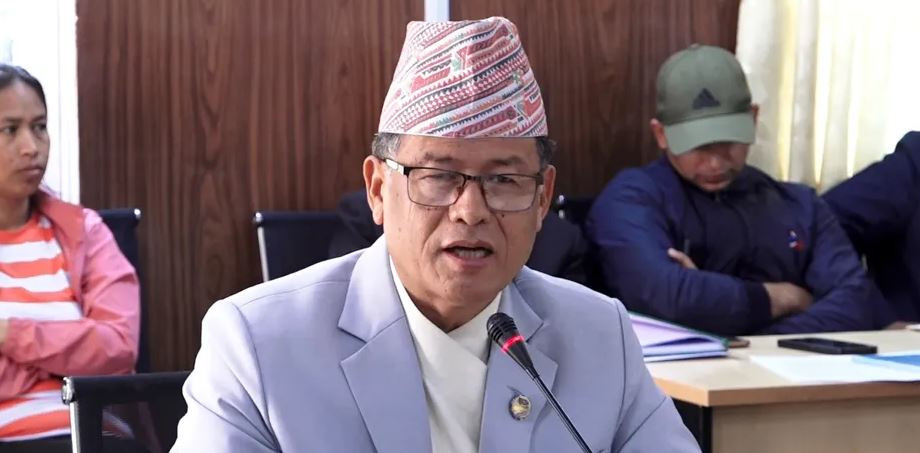रातो पासपोर्टमा सफाइ पाइसकेको सांसद गुरुङको दाबी, रविलाई अवहेलनामा कारबाही गर्न माग