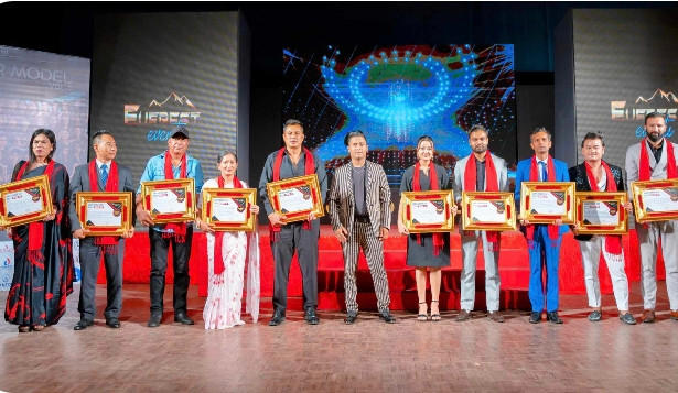 एभरेष्ट एक्सिलेन्स अवार्ड २०२४ बाट द​श​सम्मानित