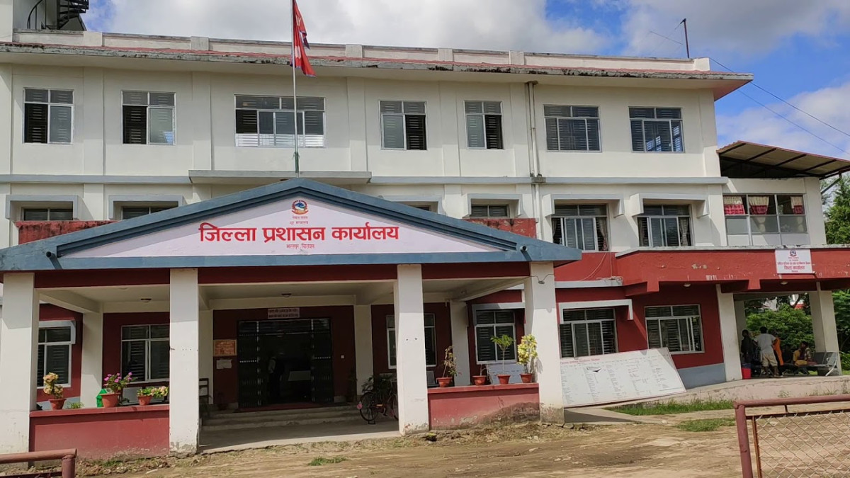 चितवनमा सेवाग्राहीको चाप बढेपछि राष्ट्रिय परिचयपत्रको विवरण सङ्कलन बिहानैदेखि