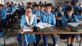 पढ्न रुचि लागेर ३ सन्तानकी आमा छोरीसँगै विद्यालय जान्छिन्