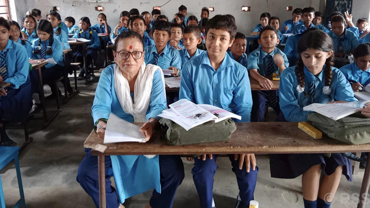 पढ्न रुचि लागेर ३ सन्तानकी आमा छोरीसँगै विद्यालय जान्छिन्