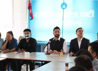 रास्वपा बैठकमा महामन्त्री ढकाललाई प्रतिवेदन पेस गर्न सभापति लामिछानेको रोक