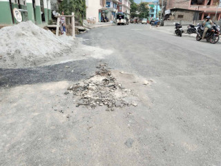 मन्थली-खिम्ती सडक कालोपत्र भएको १५ दिन नबित्दै उप्कियो