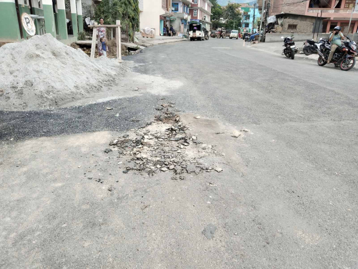 मन्थली-खिम्ती सडक कालोपत्र भएको १५ दिन नबित्दै उप्कियो