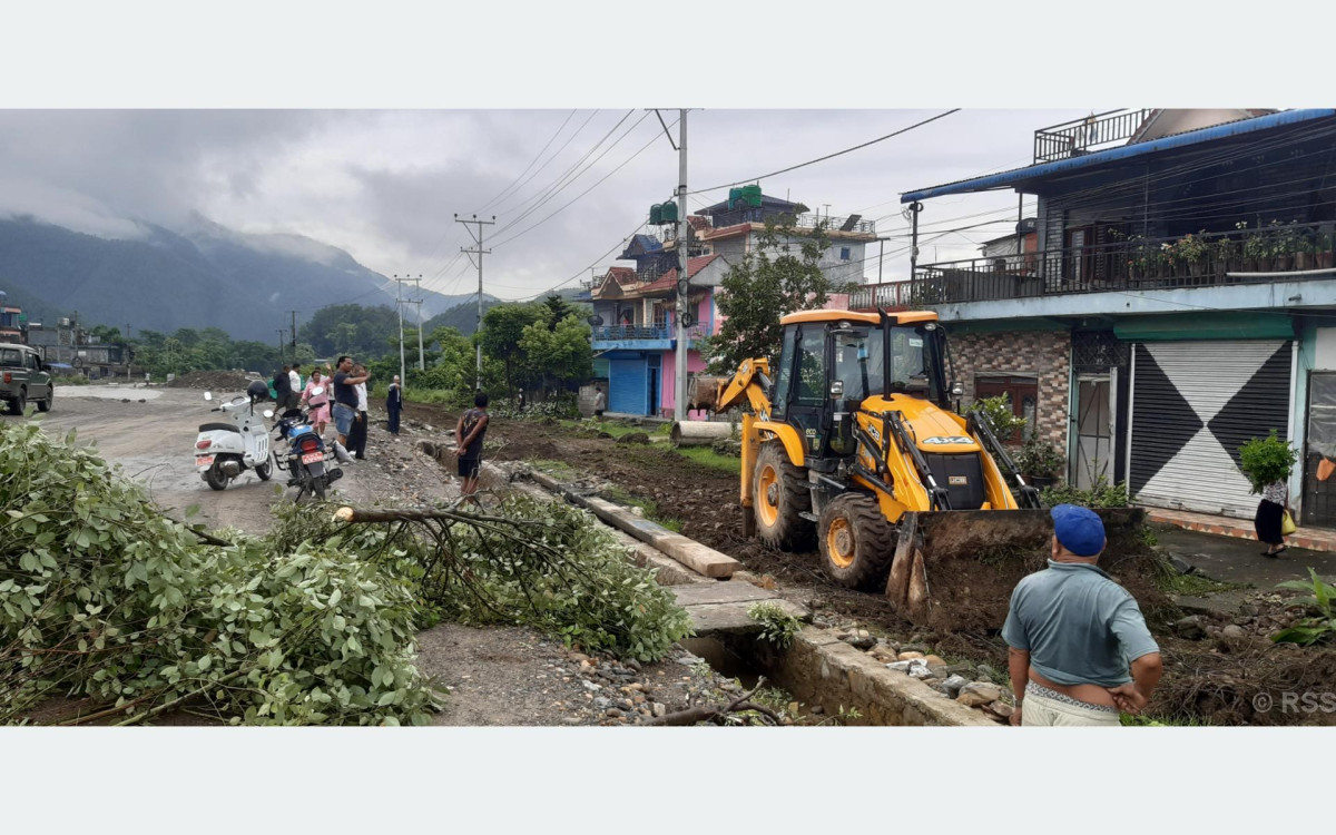 पोखरा महानगरका सडकमा मापदण्ड मिचेर बनाइएका संरचना हटाउन सुरु