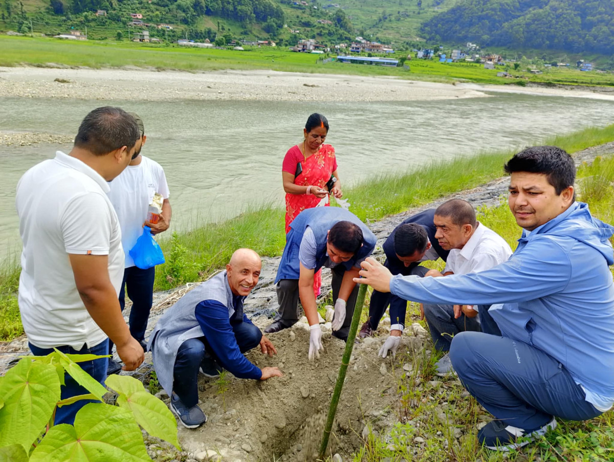 भु- संरक्षण दिवसको अवसरमा बास रोपण