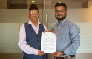 प्रधानमन्त्रीलाई मुकुल ढकालले बुझाए १५ बुँदे सुझाव