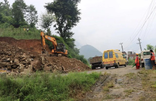 दाउन्नेमा सडक भासिएर यातायात सञ्चालनमा रोक