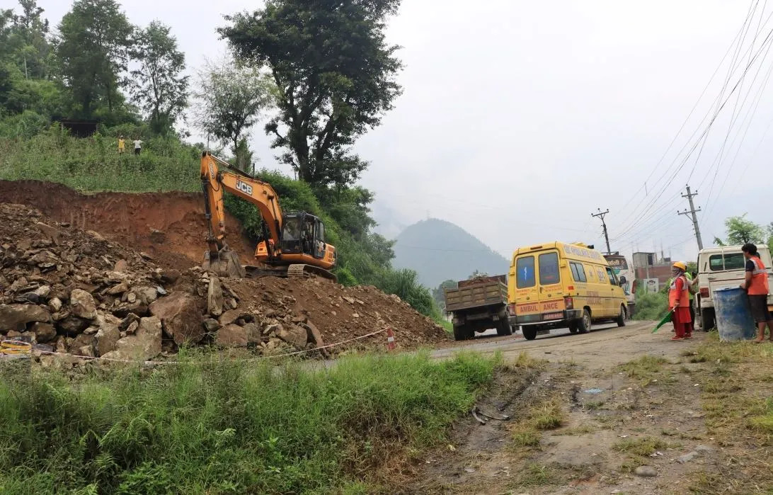 दाउन्नेमा सडक भासिएर यातायात सञ्चालनमा रोक