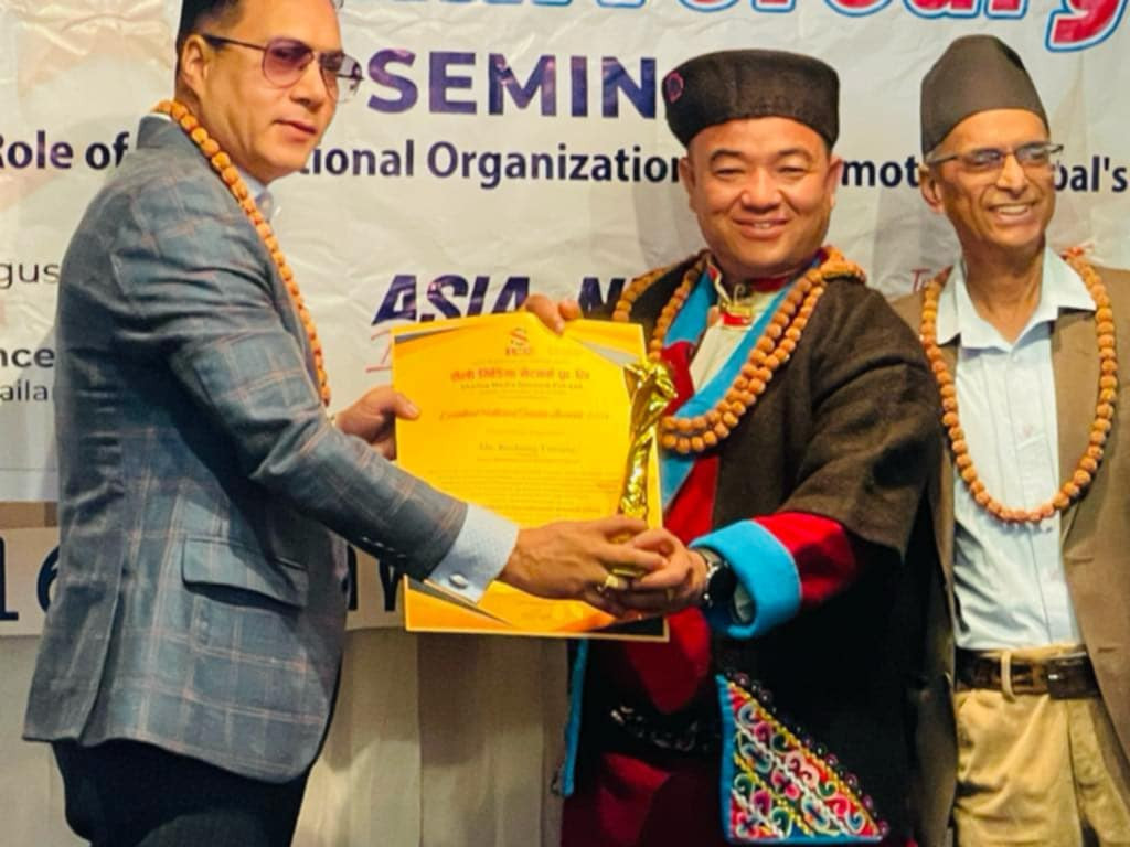 आमाछोदिङ्मो गाउँपालिका प्रमुख तामाङ  'एसिया  नेपाल इन्टनेशनल अवार्ड २०२४' बाट सम्मानित