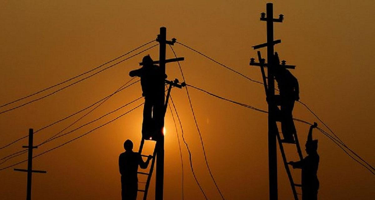 लाइन काटेपछि धमाधम विद्युत् महसुल बुझाउँदै उपभोक्ता