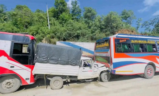 तनहुँको  रिमाल्नीमा  ६ वटा गाडी एकआपसमा ठोक्किए