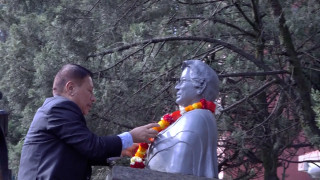 मन्त्री सिंहले गरे गणेशमान सिंहको शालिकमा माल्यार्पण
