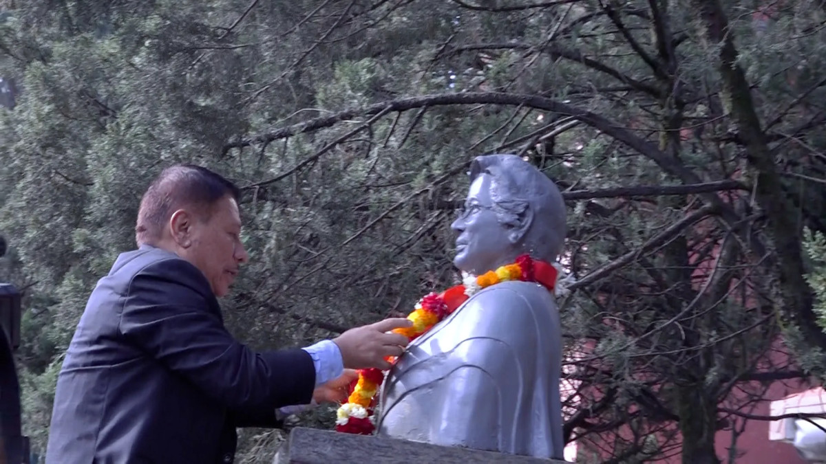 मन्त्री सिंहले गरे गणेशमान सिंहको शालिकमा माल्यार्पण