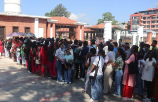 सर्वसाधारणका लागि खुला गरिएपछि धरहरा चढ्नेकोे भीड