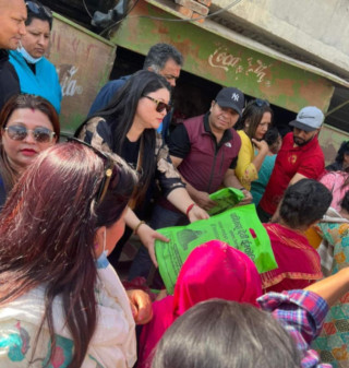 बाढी पिडितलाई दशैं कपडा वितरण