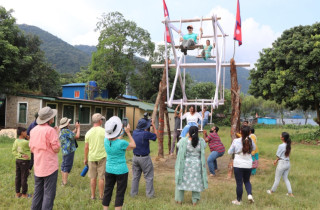 पिङमा रमाउँदै विदेशी पर्यटक