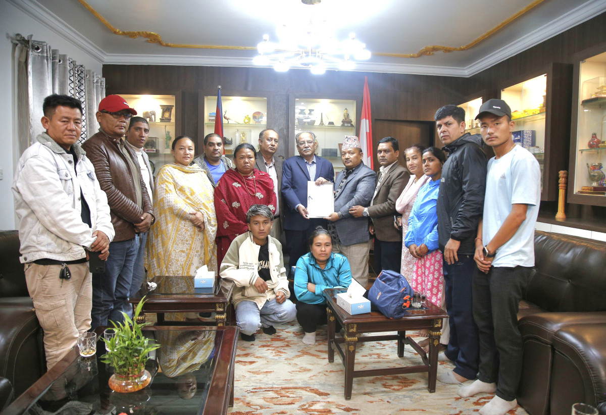 बाल खेलाडीहरु पुरिएको घटना छानविनका लागि पहल गर्ने प्रचण्डको प्रतिबद्धता