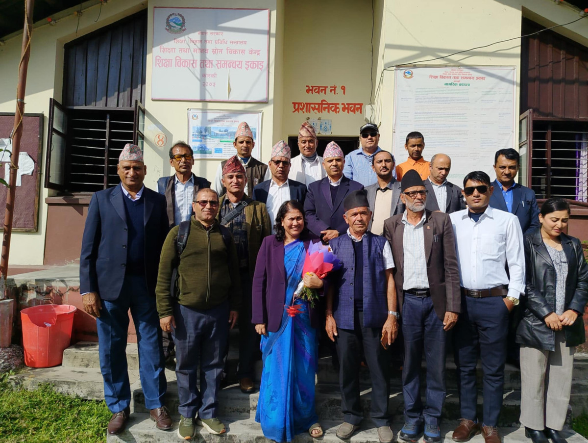 कार्यालयका काम  सेवाग्राही  मैत्री बनाउनेतर्फ केन्द्रीत  हुन शिक्षा मन्त्री भट्टराईको आग्रह