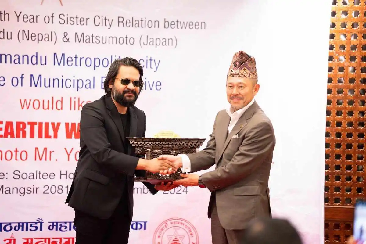 जापानका नगर प्रमुखलाई बालेनले दिए ढाका टोपी र देशे मरुझ्याःको प्रतिकृति उपहार