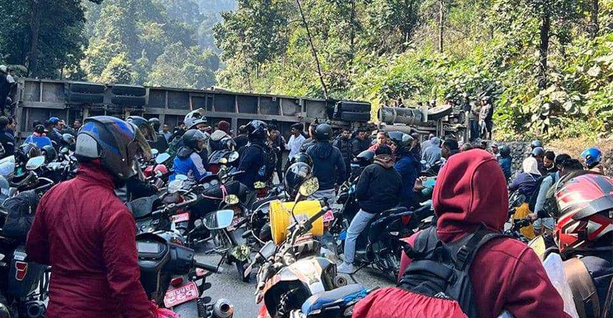 चुरियामाई उकालोमा मोबिल बोकेको कन्टेनर पल्टियो, सडक पूणर्रुपमा अवरुद्ध