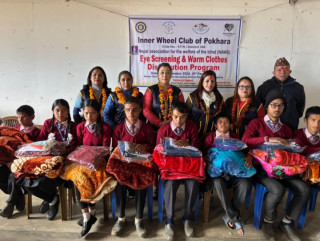 इनर व्हील क्लब पोखराद्वारा बागलुङमा बिद्यार्थीहरूलाइ   आँखा जाँच सहित न्यानो कपडा बितरण