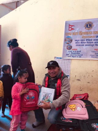 सिन्धुपाल्चोकमा पञ्च कन्या आधारभूत विद्यालयका बालबालिकालाई शैक्षिक सामग्री वितरण
