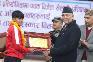 प्रधानमन्त्रीबाट अन्तर्राष्ट्रिय पदक विजेता खेलाडीलाई पुरस्कार प्रदान