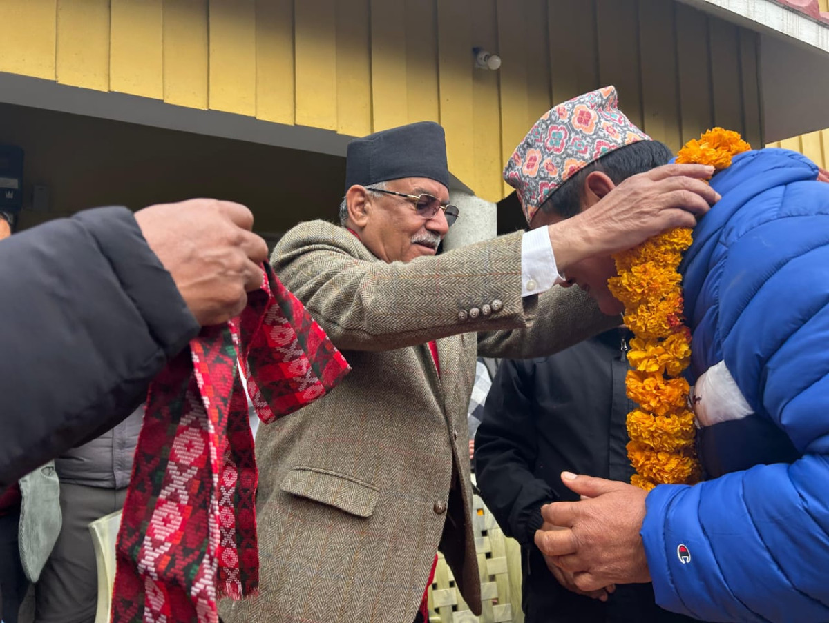 पार्टी प्रवेश गर्नेहरुलाई अध्यक्ष प्रचण्डद्वारा स्वागत