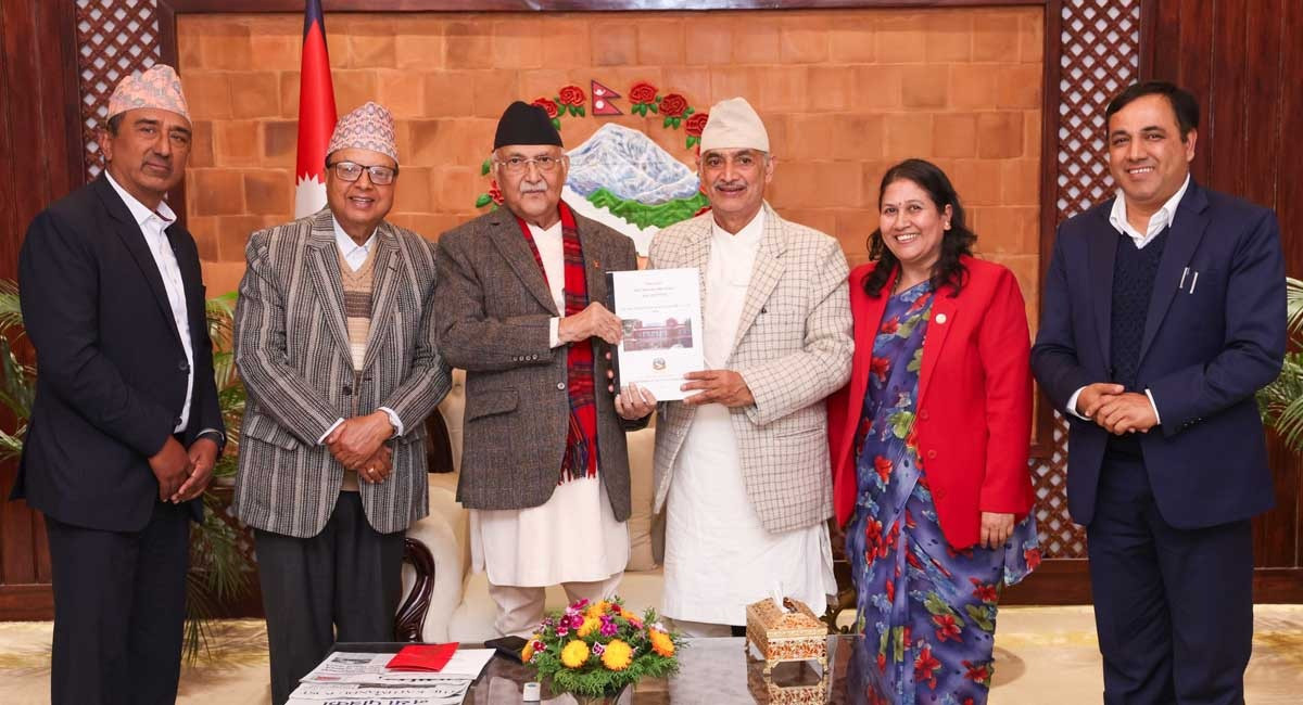 प्रधानमन्त्री समक्ष नेपाल संस्कृत विश्वविद्यालयको जग्गा छानबिन समितिद्वारा प्रतिवेदन प्रस्तुत