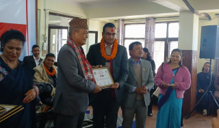 सामाजिक संघसंस्था युवा सञ्जाल अध्यक्ष नारायण गिरीलाई मन्त्री चौधरीद्वारा सम्मान