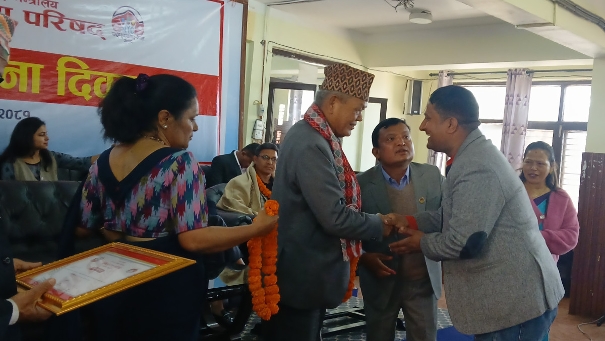 कला साहित्य सम्बद्व युवा सञ्जालका अध्यक्ष विपिन किरणलाई मन्त्री चौधरीद्वारा सम्मान