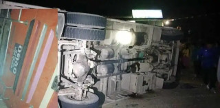 धरान–चतरा सडक खण्डमा बस पल्टियो, ३१ जना घाइते