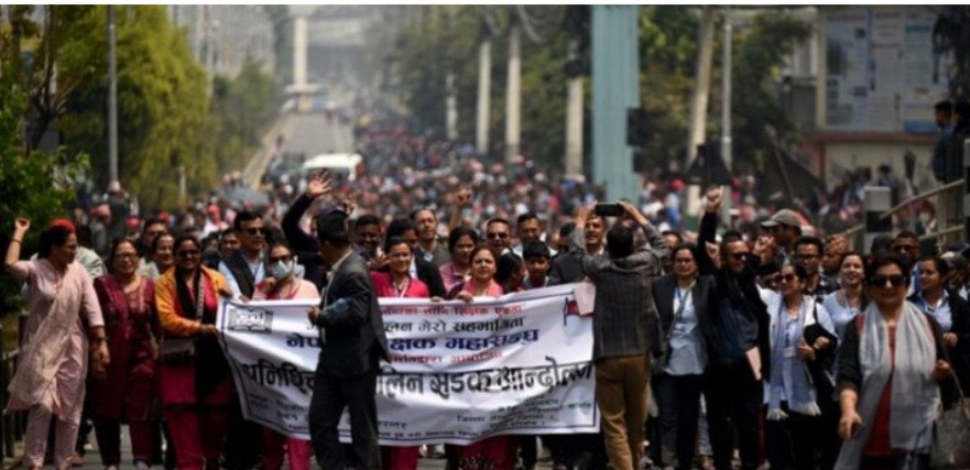शिक्षा ऐनको माग गर्दै शिक्षकहरूको प्रदर्शन जारी, काठमाडौंको यातायात प्रभावित