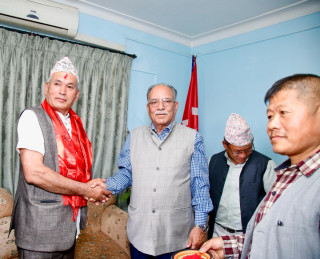 संखुवासभाको मकालु गाउँपालिकाका पूर्व अध्यक्ष तेज बहादुर पोख्रेल एमाले परित्याग गरी माओवादी केन्द्रमा प्रवेश