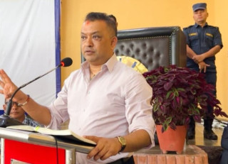 कांग्रेस सरकारबाट बाहिरन सक्छ : गगन थापा
