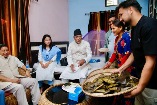 अध्यक्ष प्रचण्डसहितको टिमले अछामी विशेष परिकार भक्सीको स्वाद चाख्दै