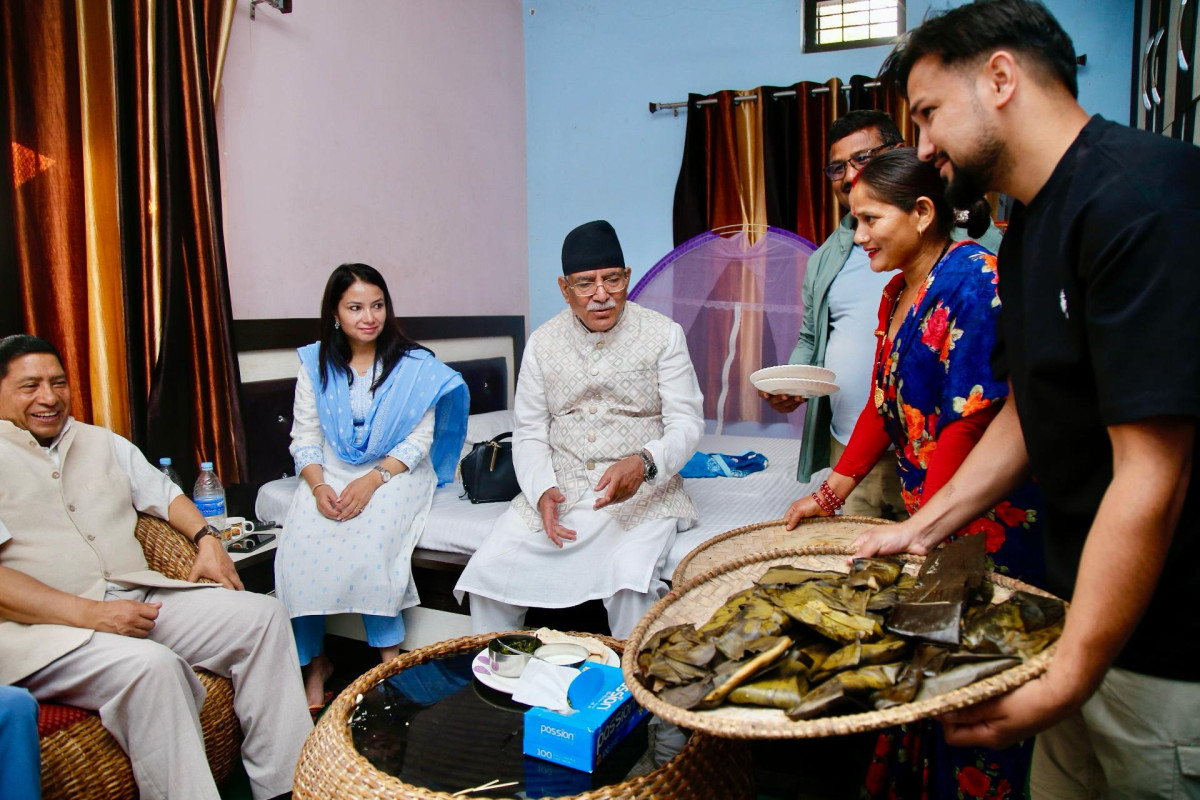 अध्यक्ष प्रचण्डसहितको टिमले अछामी विशेष परिकार भक्सीको स्वाद चाख्दै