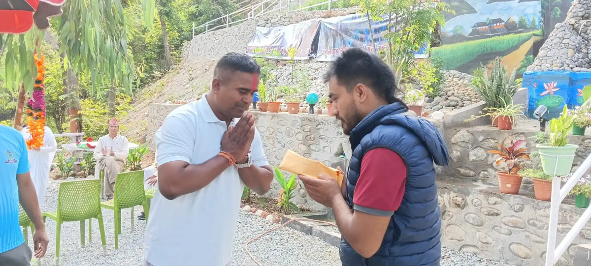 क्यान्सर पीडित बालिकाको उपचारका लागि प्रहरीले गर्‍यो आर्थिक सहयोग