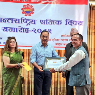 श्रमिक दिवसको अबसरमा टुकोनको रक्तदान र खनाललाई सम्मान