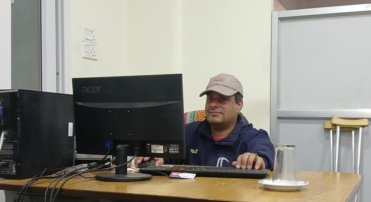 शारीरिक चुनौतीलाई जित्दै : निरन्तर सरकारी सेवा, सामाजिक अभियान र साहसिक यात्रामा यकिन दाहालको योगदान