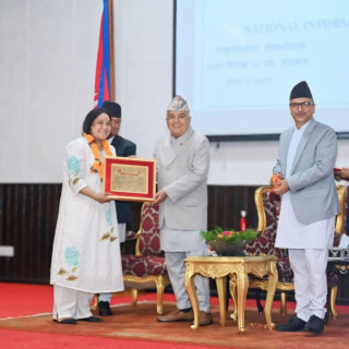 गोरखापत्रकी फोटो पत्रकार कविता थापा सूचना अभियन्ता पुरस्कारबाट सम्मानित