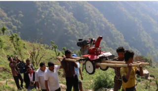 कान्दाको चेपाङ बस्तिमा २ घण्टा बोकेर हाते ट्रयाक्टर