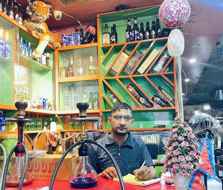 हरेक शनिबार ग्राहकका लागि विशेष अफर: लुम्बिनी तन्दुरी रेष्टुरेन्ट एण्ड क्याफेमा केशव भट्टराईद्वारा MRP मूल्यमै ड्रिङ्क्स सेवा